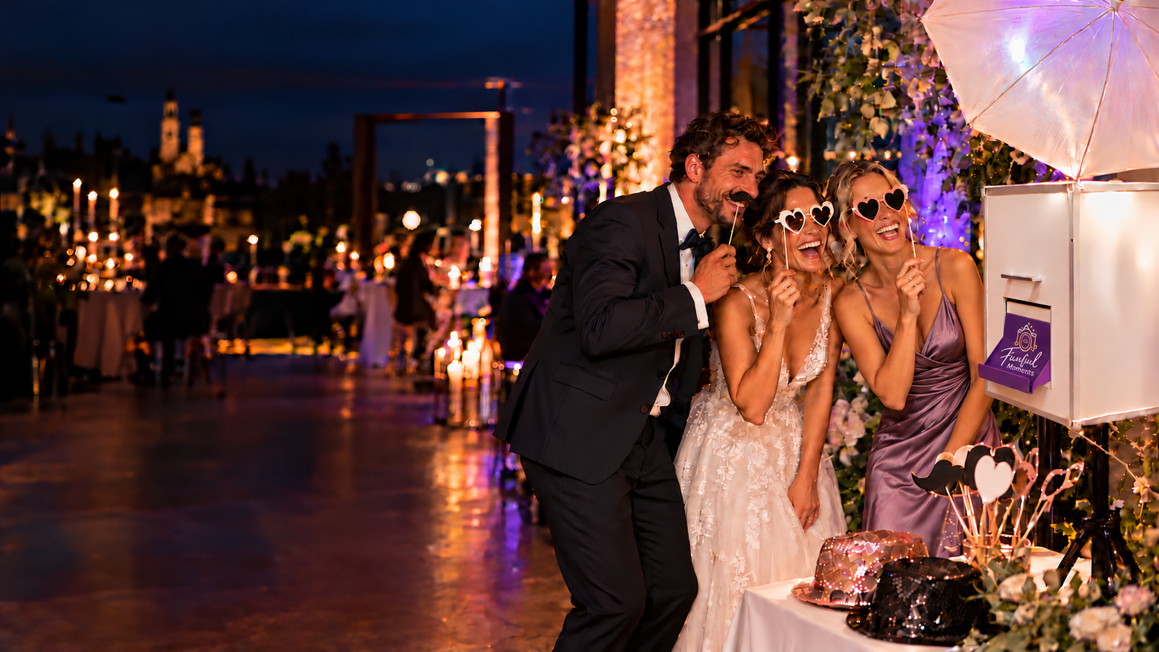 Gäste haben Spaß vor der weißen Funful-Moments-Fotobox auf einer eleganten Feier
